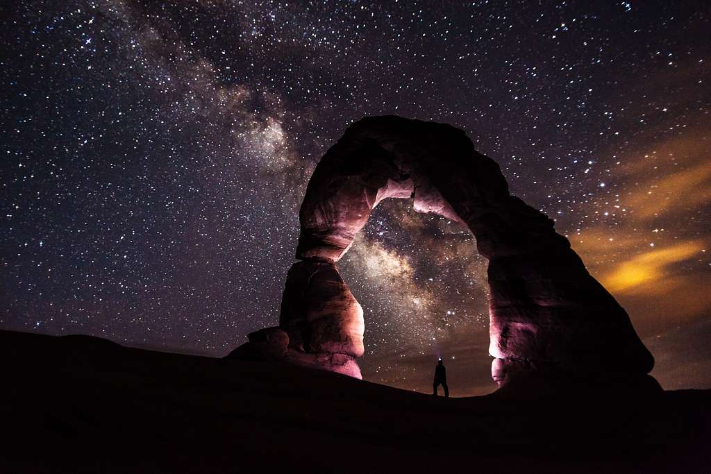 delicate-arch-at-night-with-headlamp-46e7cf-1024